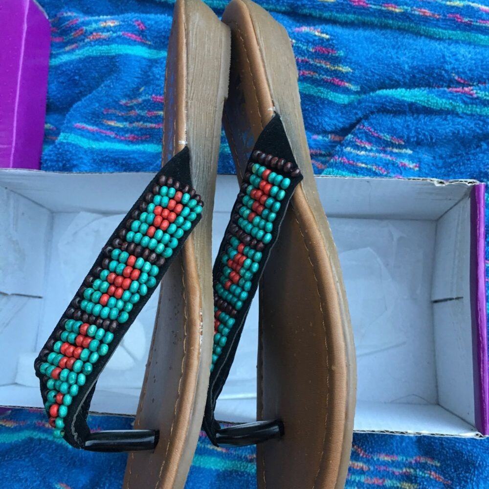 NEW IN BOX BEADED SLIGHT WEDGE THONG FLIP FLOP SANDALS 8